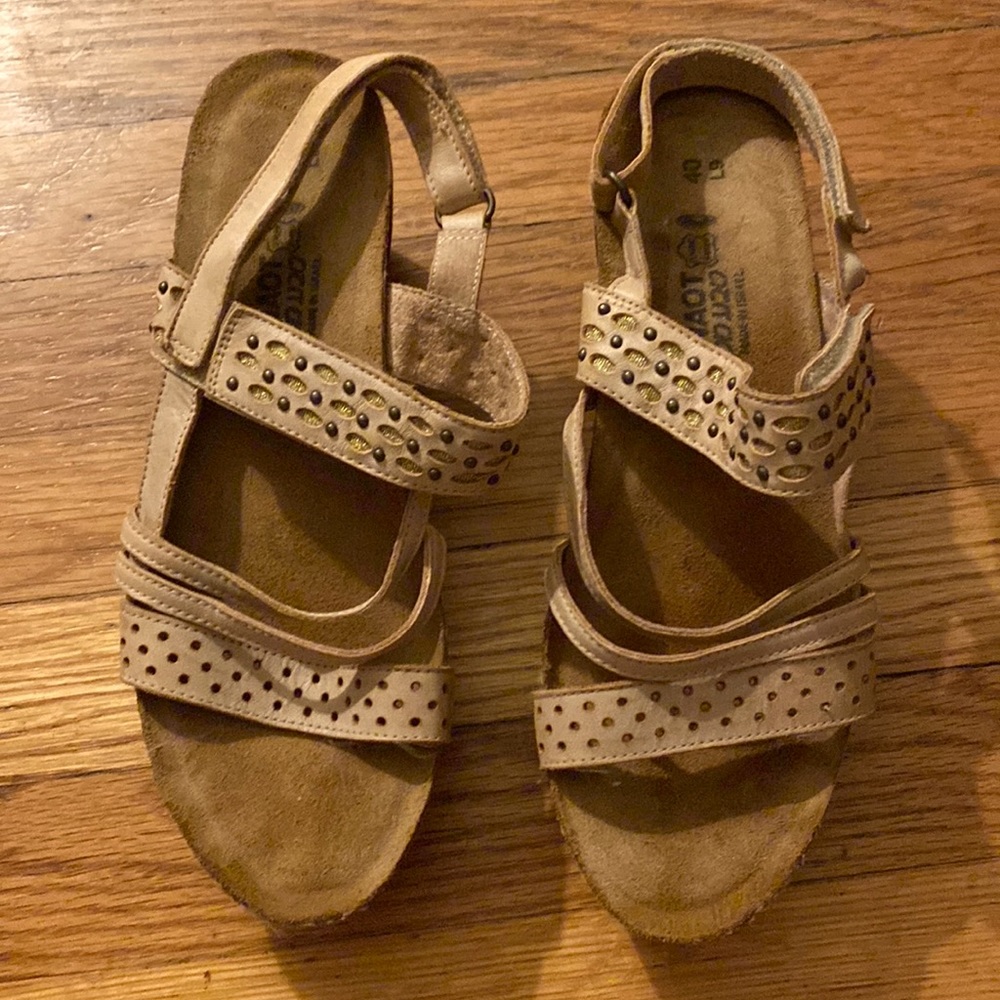 NAOT sandals- size 40 (or 9) in beige